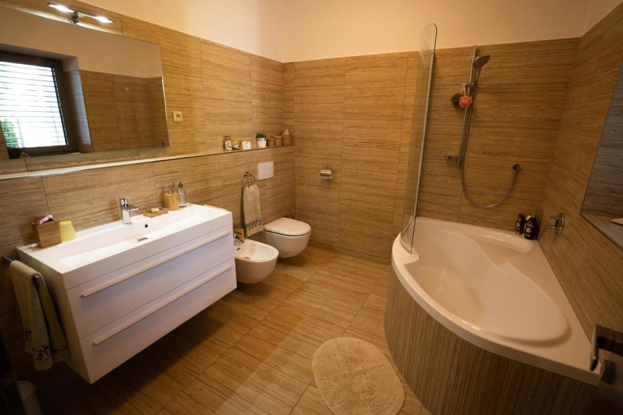 Black Field Apartment Brno Zewnętrze zdjęcie